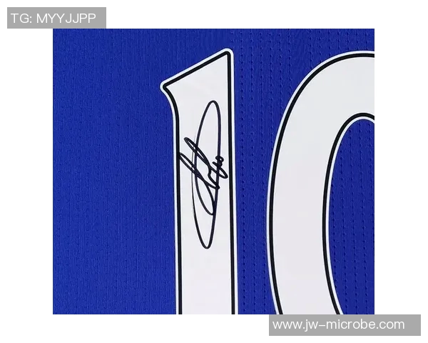 粉丝们是否渴望拥有足球明星的签名球衣与独特服饰体验