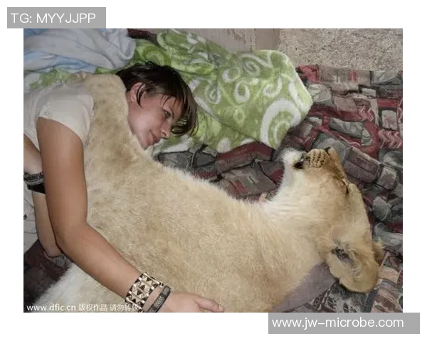 足球明星与可爱狗狗亲密合影展现温馨时刻与友谊的美好瞬间