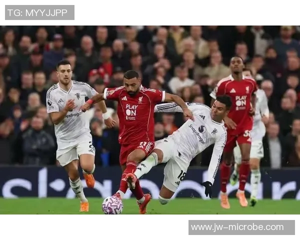 曼联与曼城在美国热身赛中激烈对抗展现英超豪门风采